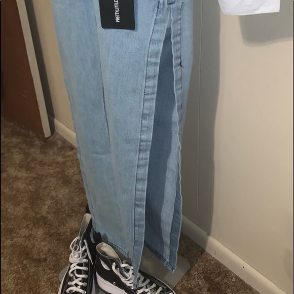 PrettyLittleThing Extreme Split Detail Jeans - Picture 3 of 6